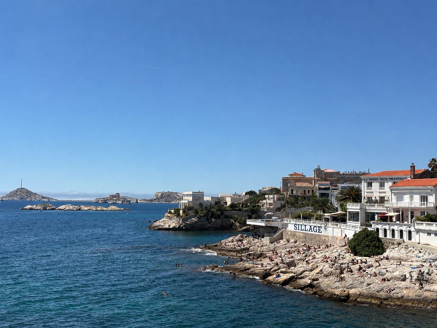 La Corniche de Marseille au soleil, façade signée Sillage au bord de la Méditerranée
