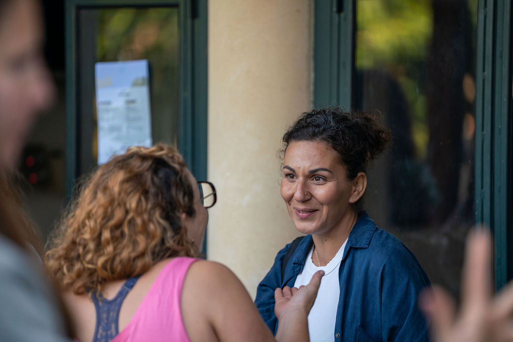 Deux membres rient ensemble