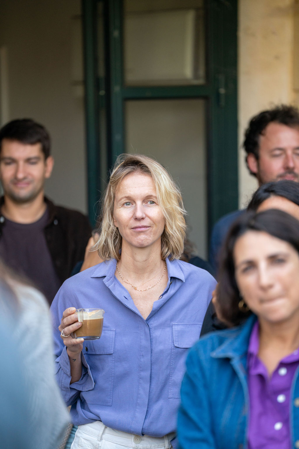 Échanges autour d'un café entre membres