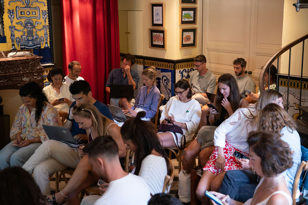 Participants concentrés pendant une conférence