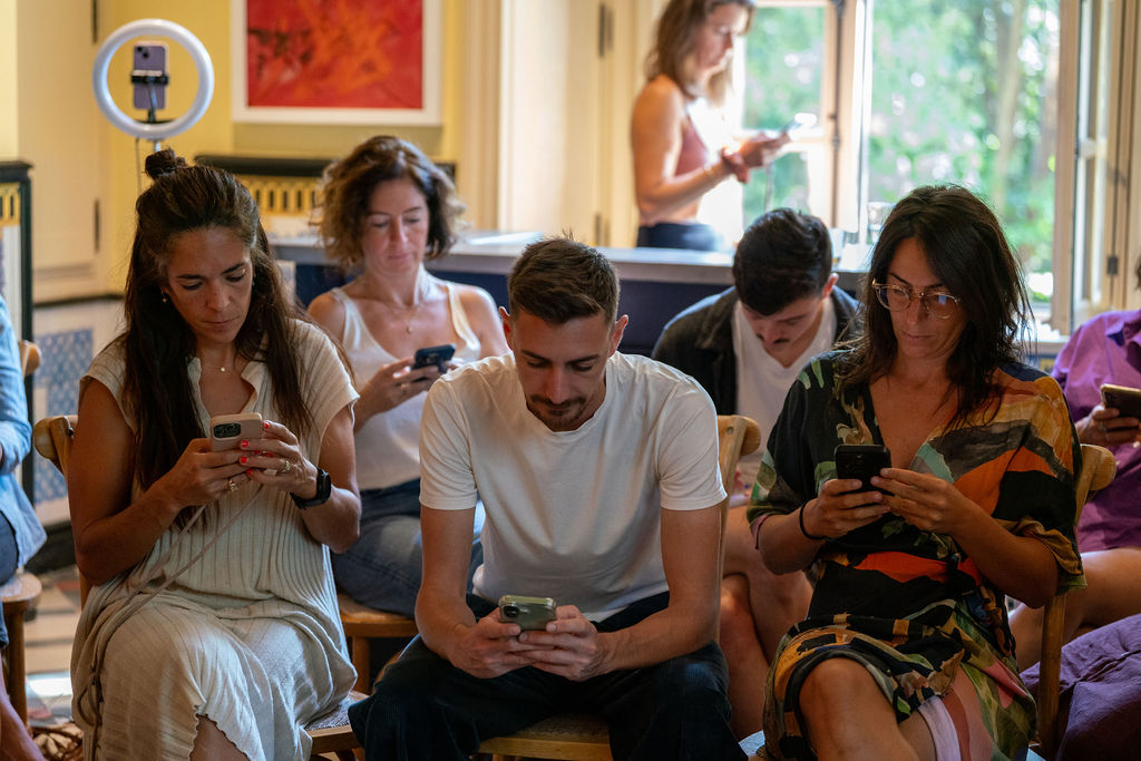 Participants concentrés sur leur téléphone pendant un atelier