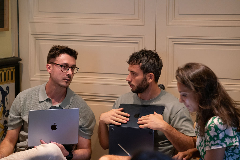 Séance de travail en petit groupe, ordinateurs ouverts