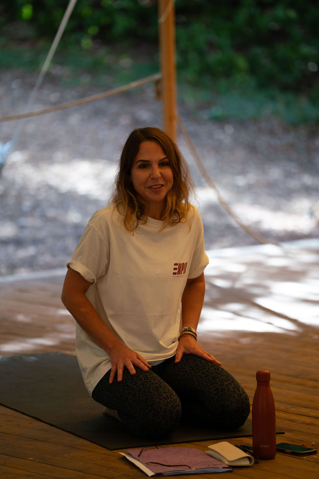 Une professeure de yoga sous la tente