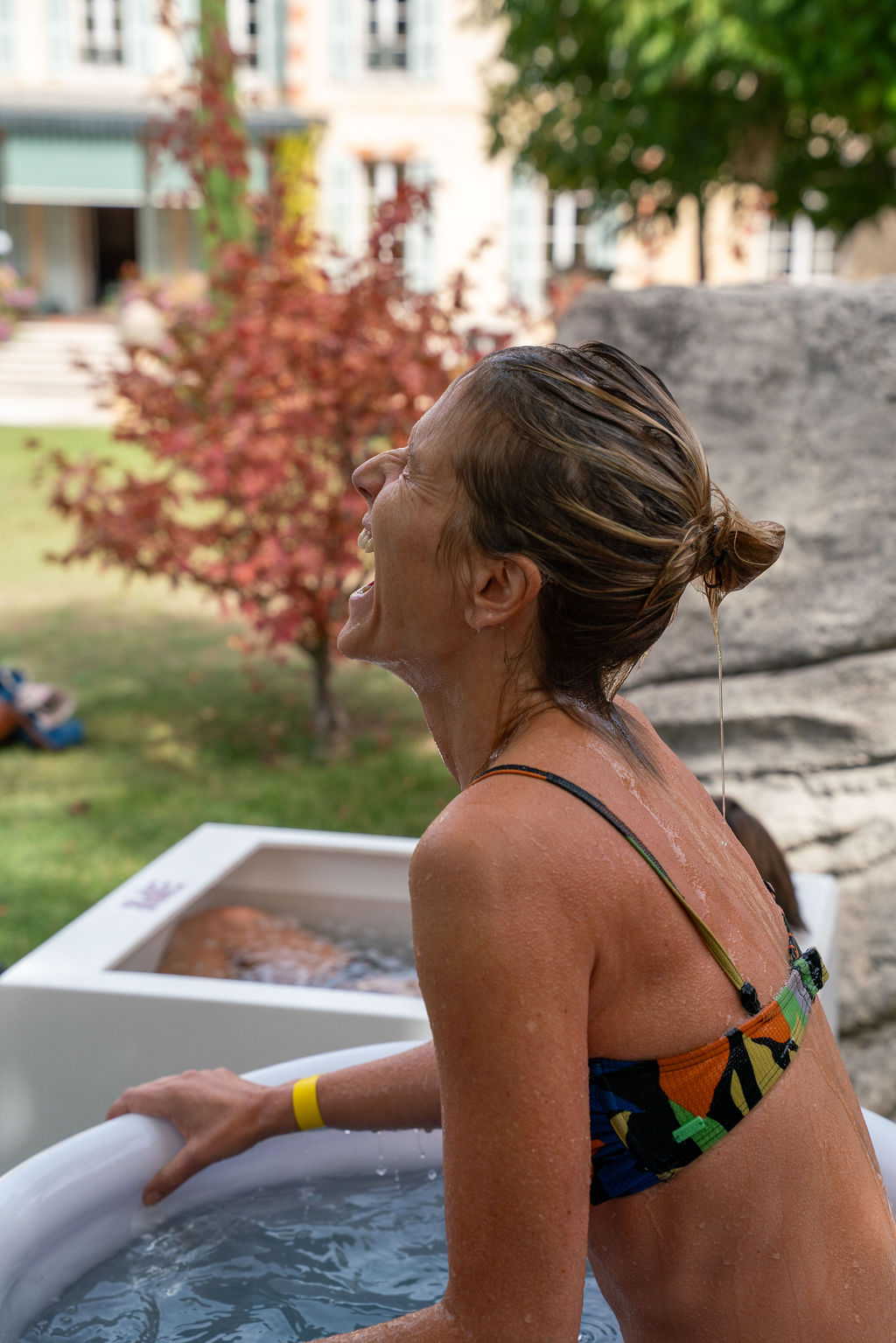 Une membre sort d'un bain froid