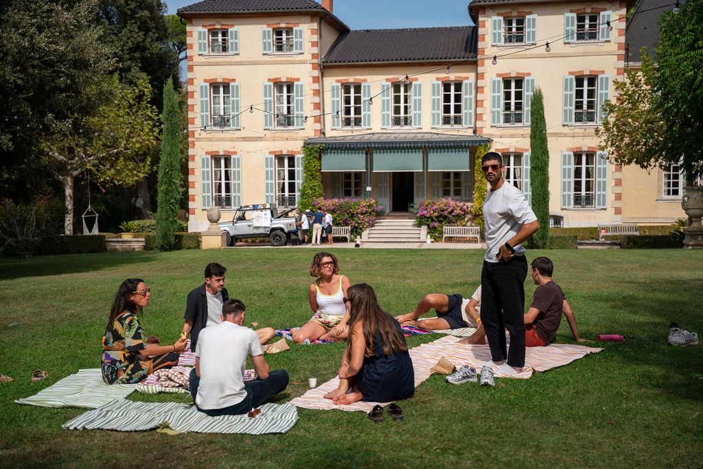 Pique-nique entre membres sur la pelouse de la bastide